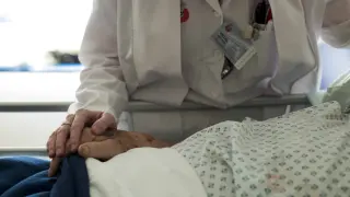 Una persona mayor hospitalizada.