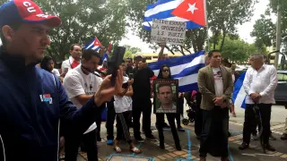 Algunos cubanos pidieron ayer desde Miami que los reyes tengan una audiencia con los disidentes.