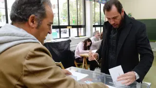 El alcalde de Valladolid y portavoz de la Ejecutiva Federal del PSOE, Óscar Puente, deposita su voto en el Colegio Ponce de León, en la capital vallisoletana