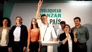 El candidato al Congreso por Más País, Ïñigo Errrejón (en el centro), en su comparecencia para valorar los resultados de las elecciones.