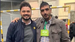 Gabriel Rufián ha encendido las redes sociales tras posar con un apoderado de Vox en su colegio electoral