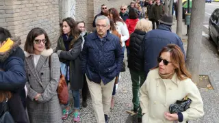 Largas filas para votar en el colegio Cantín y Gamboa de Zaragoza