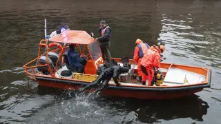 Los equipos de rescate trabajan en el río Moika de San Petersburgo a la búsqueda de pruebas.