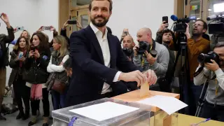 El líder del Partido Popular, Pablo Casado, ejerce su derecho al voto.