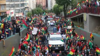 Cientos de bolivianos celebran la dimisión de Evo Morales.