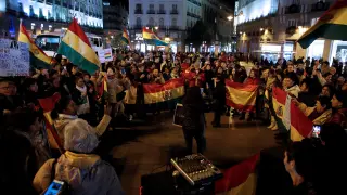 Decenas de personas se concentraron la noche del domingo en Madrid tras la renuncia de Morales