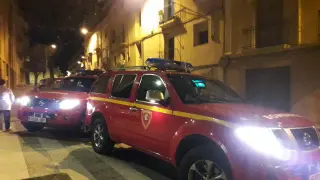 Los vehículos del parque de bomberos de Tarazona, esta tarde, en el lugar del incendio.