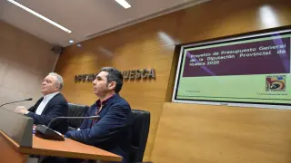 Miguel Gracia, presidente de la Diputación, y el concejal de Hacienda, Fernando Sánchez, en la presentación de los presupuestos