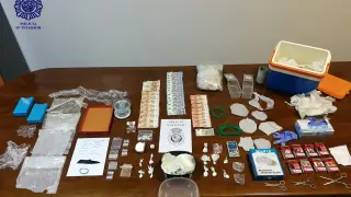 Sustancias estupefacciones, dinero y objetos decomisados por la Policía Nacional en el punto de venta del Actur.
