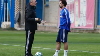 Víctor Fernández e Íñigo Eguaras, este martes durante la charla mantenida entre ambos en el césped del campo de entrenamientos del Real Zaragoza.