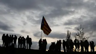 Demonstrators hold an Estelada (Catalan separatist flag) as members of Catalan protest group Democratic Tsunami block the AP-7 highway in Girona, Spain November 13, 2019. REUTERS/Rafael Marchante [[[REUTERS VOCENTO]]] SPAIN-POLITICS/CATALONIA