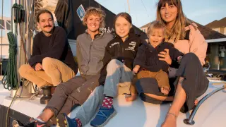 Greta Thunberg posa sobre la cubierta del catamarán La Vagabonde que la traerá a España