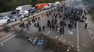 Manifestantes independentistas llevan varios días complicando la circulación en la frontera con Francia