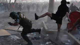 Manifestantes se enfrentan a la policía en Chile