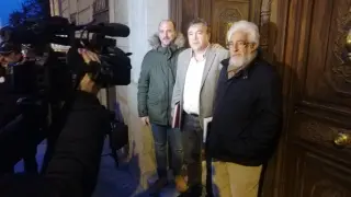 La delegación de Teruel Existe en las puertas del Congreso antes de reunirse con el PSOE.