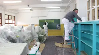 Los pintores trabajando en el aula contigua a la que se originó el incendio