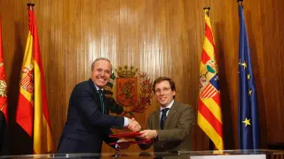 Los alcalde de Zaragoza y Madrid, Jorge Azcón y José Luis Martínez Almeida, este viernes en el Ayuntamiento de la capital aragonesa.