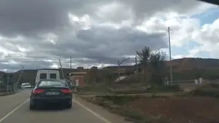 En el vídeo grabado este pasado jueves se ve cómo el tren se acerca al paso a nivel de Cetina con las barreras levantadas.