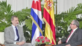 Fotografía cedida por Estudios Revolución de rey de España Felipe VI (i) hablando con el expresidente de Cuba y actual líder del Partido Comunista del país (PCC), Raúl Castro