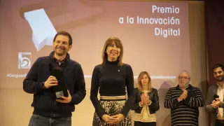 Justo Hidalgo, de la empresa ganadora, con la diputada Berta Fernández.