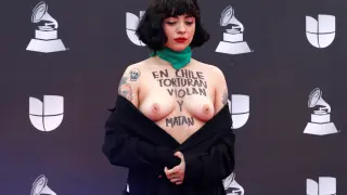 Las Vegas (United States), 15/11/2019.- Mon Laferte exposes her breast with writings reading 'In Chile they torture, rape and kill' as she arrives for the 20th annual Latin Grammy Awards ceremony at the MGM Grand Garden Arena in Las Vegas, Nevada, USA, 14 November 2019. The Latin Grammys recognize artistic and/or technical achievement, not sales figures or chart positions, and the winners are determined by the votes of their peers - the qualified voting members of the Latin Recording Academy. (Estados Unidos) EFE/EPA/NINA PROMMER EDITORS NOTE: Image contains nudity Arrivals - 20th Latin Grammy Awards