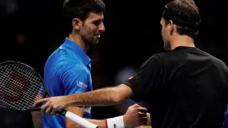 Saludo de Roger Federer y Novak Djokovic tras el partido