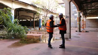 El concejal de Urbanismo, Víctor Serrano, y el de Participación, Javier Rodrigo, en la antigua fábrica de Giesa