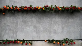 Flores en el memorial del Muro de Berlín.