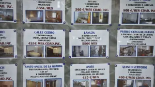 En los escaparates de las inmobiliarias de Huesca escasean los anuncios de pisos en alquiler.