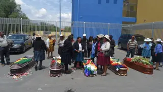 Familiares de los últimos fallecidos en Cochabamba lloran ante sus féretros