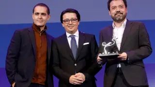 El actor Pedro Alonso y el productor Jesús Colmenar recogen el premio 'Filming Almería' a 'La Casa de Papel'.