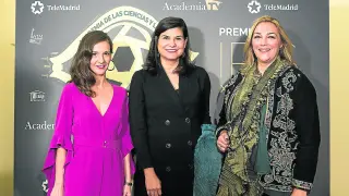 Carmen Ruiz, directora de Aragón TV; Teresa Azcona, directora general de Cartv, y Natalia Martínez, jefa de contenidos de Aragón TV, ayer, en la gala de entrega de los Premios Iris.