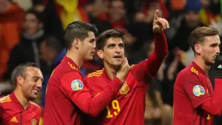 El delantero de la selección española Gerard Moreno (2d) celebra su gol, segundo del equipo ante la selección rumana,