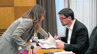 María Navarro conversa con el edil socialista Horacio Royo en la comisión de Hacienda de octubre.