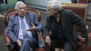 Mario Vargas Llosa y Juan Cruz, en la Universidad de Zaragoza.