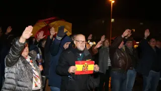 Asistentes a la misa por el aniversario de la muerte del dictador Francisco Franco realizan el saludo fascista