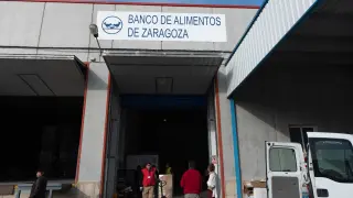 Los depósitos del Banco de Alimentos se ubican en tres naves en Mercazaragoza.