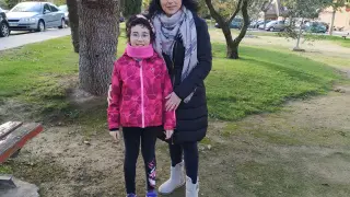 Nora y su madre Silvia, en un parque de Tarazona.