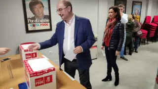 El presidente del Gobierno de Aragón, Javier Lambán, ejerciento su voto sobre la consulta a la militancia socialista, en Ejea de los Caballeros