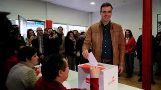 Momento en el que Pedro Sánchez acudió a votar este sábado