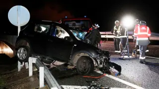 Estado en el que quedaron los dos vehículos implicados en el accidente de este viernes, en el que perdieron la vida dos mujeres, madre e hija, de 78 y 51 años, en en el kilómetro 14 de la carretera N-121-A (Pamplona-Behobia).