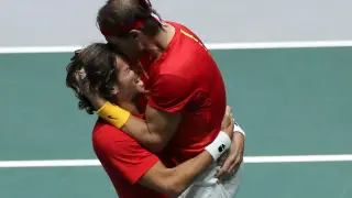 Los españoles Rafa Nadal (d) y Feliciano López (i) celebran su pase a la final de la Copa Davis tras derrotar a los británicos..