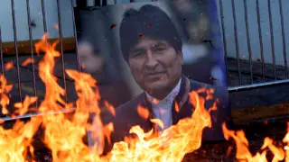 Un retrato del ex presidente de Bolivia Evo Morales es visto frente a las instalaciones de la Misión de Apoyo contra la Corrupción y la Impunidad en Honduras (MACCIH) hasta donde llego la marcha del partido político Libertad y Refundación