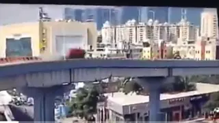 Captura de vídeo de cuando el coche cae por el puente