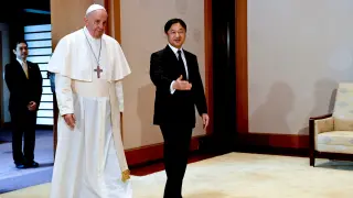 El Papa visita al emperador Naruhito en su viaje a Japón.
