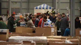 Los voluntarios clasifican todos los productos recibidos en la Feria de Muestras para trasladar después a Banco de Alimentos de Zaragoza..