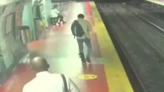 Esta vez ha ocurrido en Buenos Aires, Argentina. En las imágenes grabadas por las cámaras de seguridad del metro se ve a un hombre que va andando por un andén de la estación. Está tan ensimismado en la pantalla que no se da cuenta de que va directo a las vías del metro, hasta que se cae.