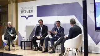 De izquierda a derecha, Sergio Breto, Pedro Machín, Carlos González y Mikel Iturbe, este miércoles, en la sesión sobre energías renovables de Desayunos HERALDO.