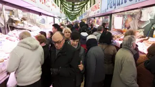 Compras de última hora en el mercado central de Zaragoza en diciembre de 2017.