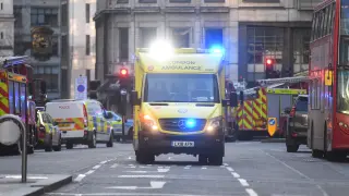London (United Kingdom), 29/11/2019.- Medical services at the scene of an incident at London Bridge in London, Britain, 29 November 2019. According to reports, a man has been detained after police officers were called to a stabbing at London Bridge. Several people have been injured. (Reino Unido, Londres) EFE/EPA/FACUNDO ARRIZABALAGA London Bridge incident